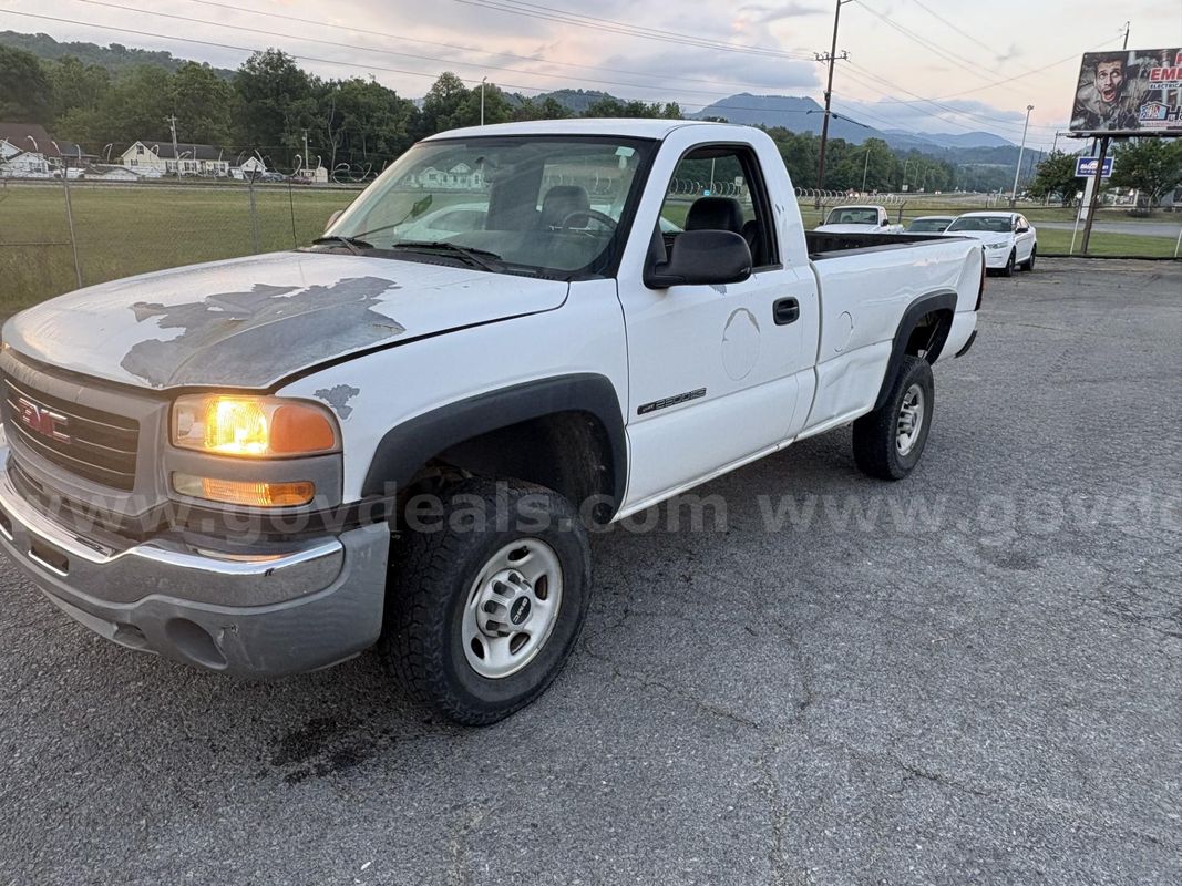 2007 GMC Sierra Classic 2500HD Work Truck 2WD