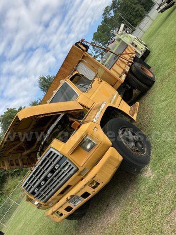 1983 Ford F800 (219636 AJ)