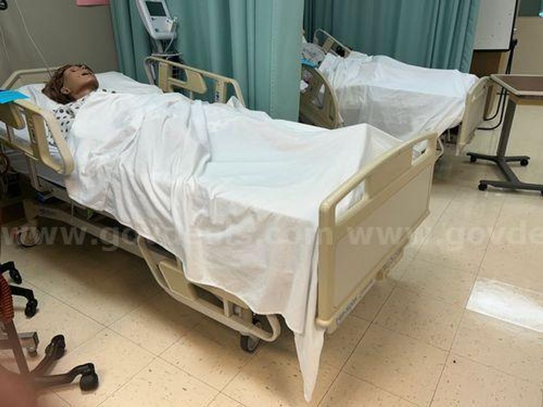 Medical Beds & Manikins  (220889 Tm)