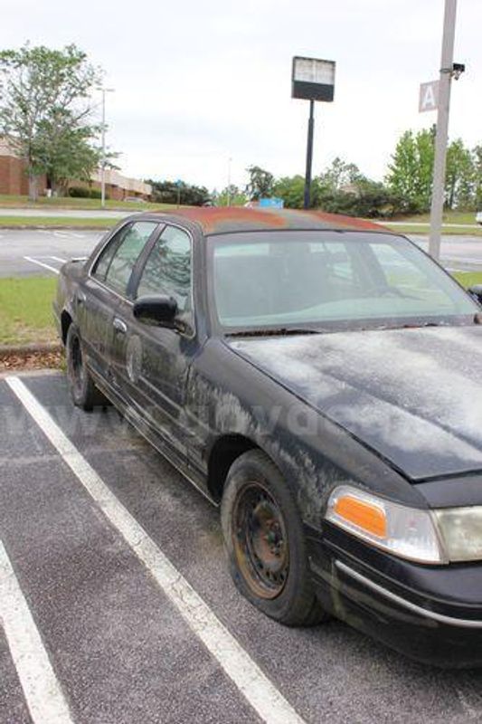 2000 Ford Crown Victoria (221658 AJ)