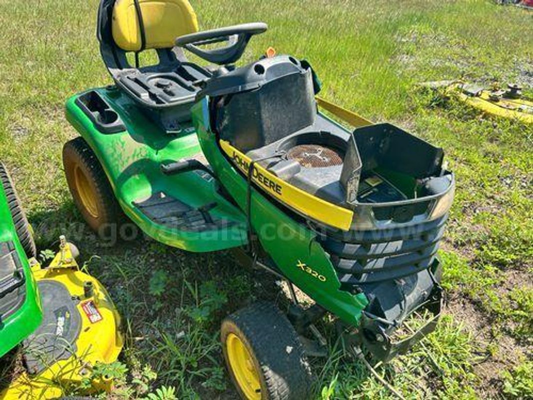 2006 John Deere X320 Lawn-Mower (223256 Nm)