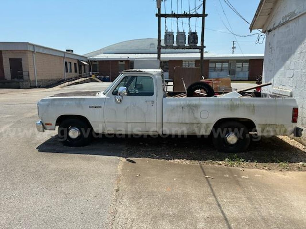 1992 Dodge Truck White 8 cyclinder