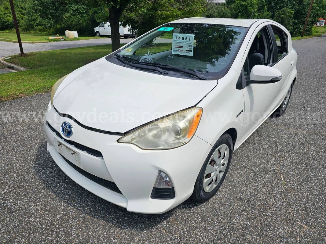 2013 Toyota Prius c - Clean Title