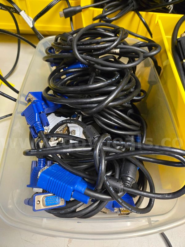 IT Lot 670 - Lot of 21 - VGA Cables and Adapters