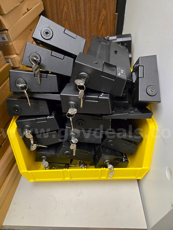 IT - Lot #675 - Lot of 25 - Lenovo Old Style Docks