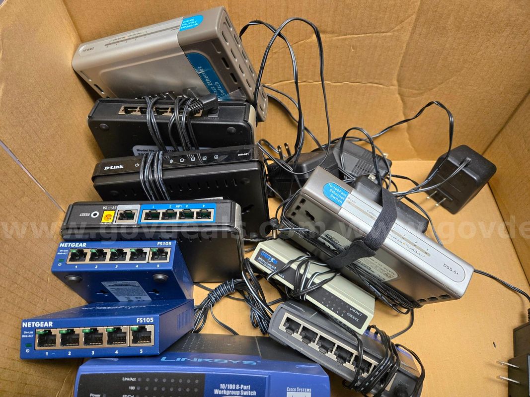 IT - Lot #678 - 10/100 Switches