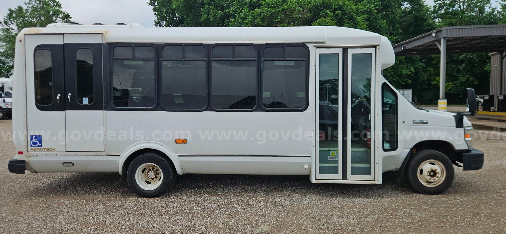 2017 Ford Econoline E-450 S.D. 16 & 2 Passenger Bus with Braun Lift