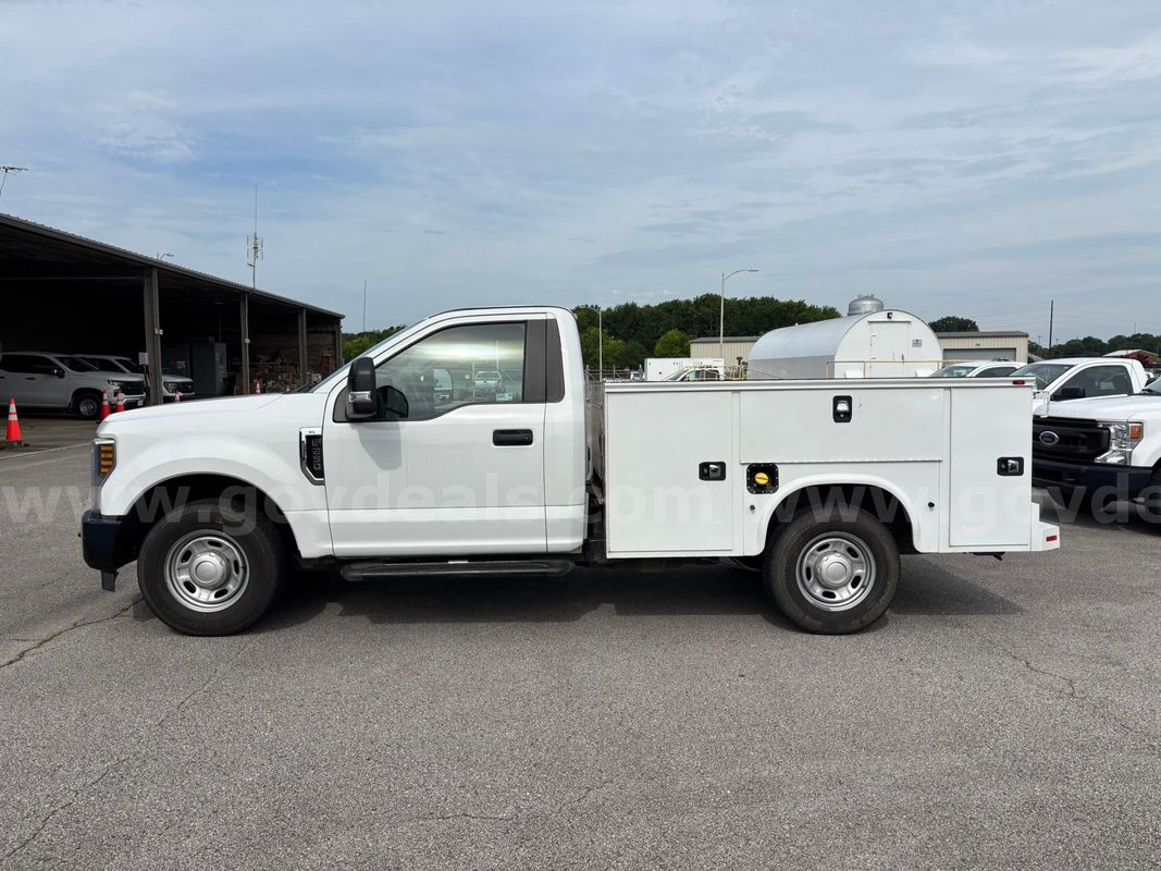2019 Ford F-250 Super Duty XL 2WD Regular Cab with Knapheide Service Body