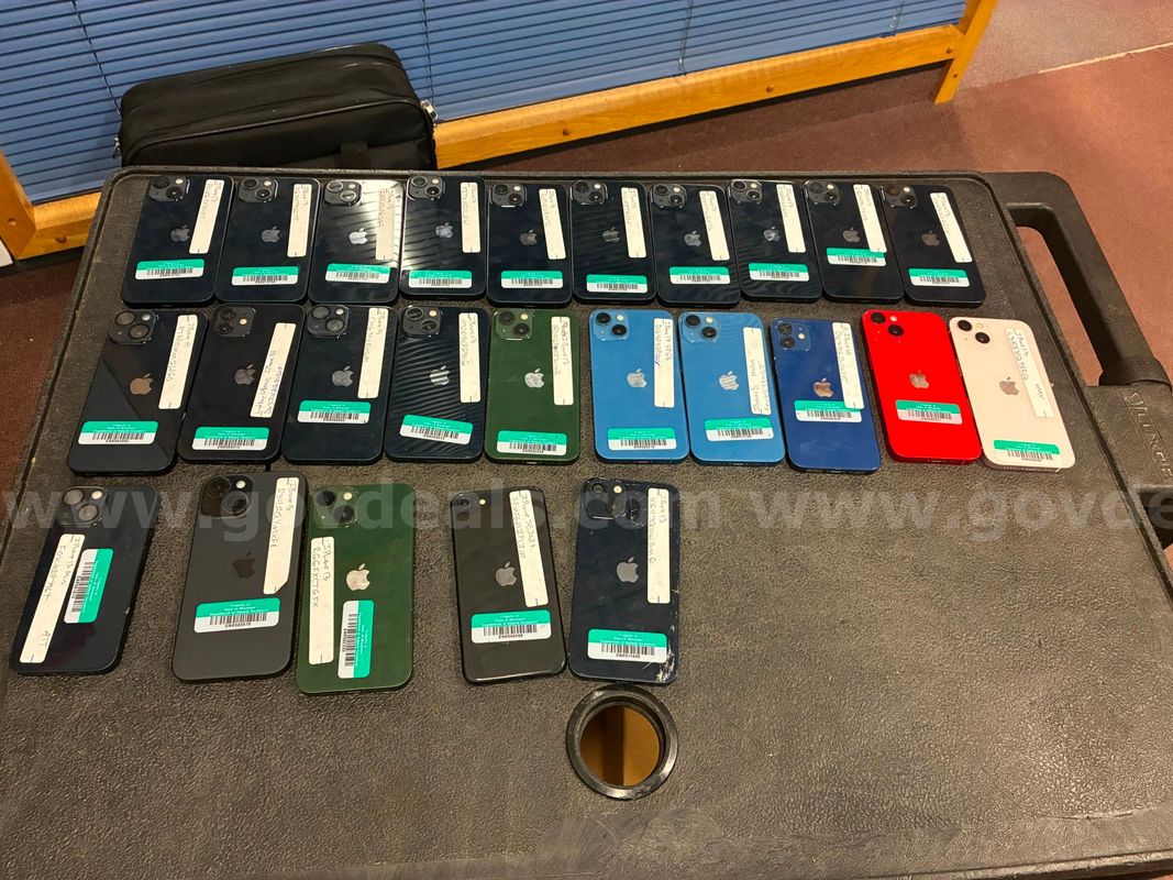 LOT OF (25 EA) IPHONES