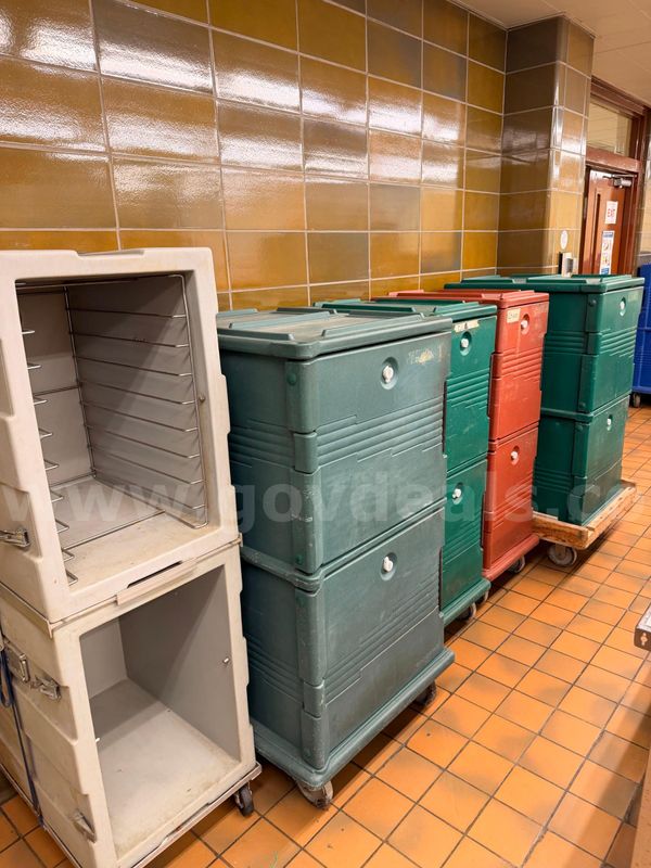 Food transporting boxes (11 total)