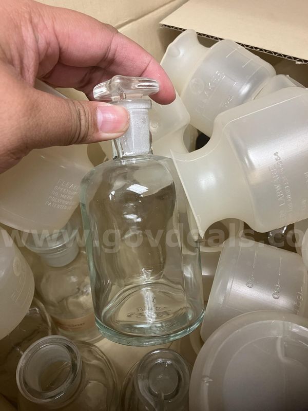 Various Laboratory Glassware & Plasticware (over 50 pieces total)