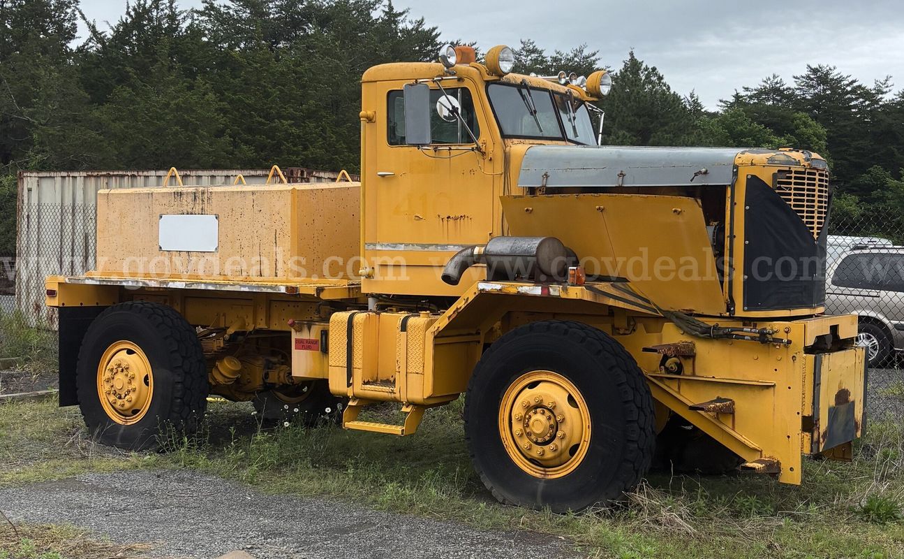 1977 Oshkosh Truck (NOT RUNNING)