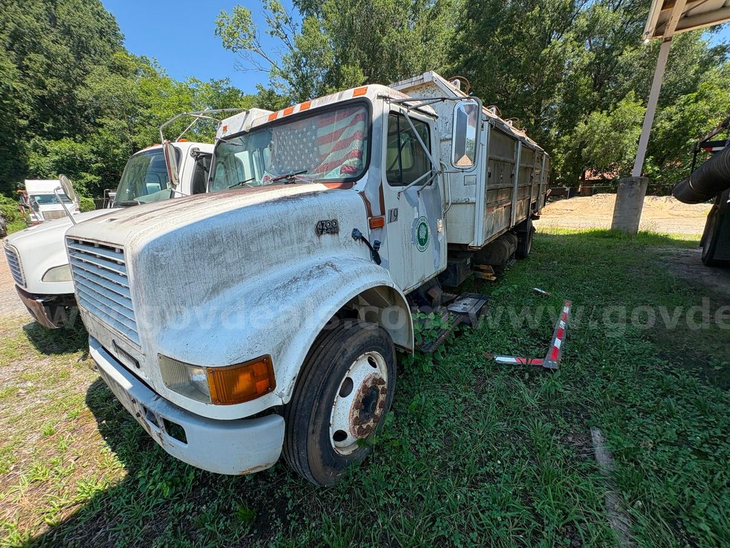 2002 International 4700 Curb Sorter