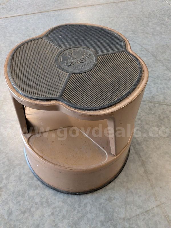 Rolling "Kik Step" stool