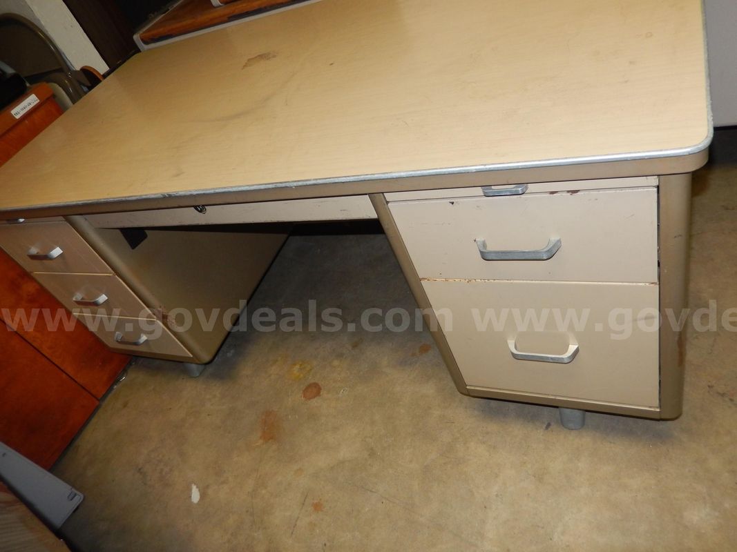 Used (1) Steelcase, Beige, 3-Drawer Left/Center Drawer/2-Drawer Right Desk 30"W X 60"L X 29"H