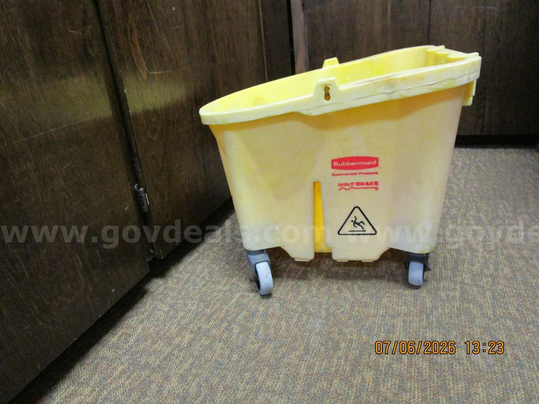 (1) Rubermaid Commercial Products Wave Brake On Wheels