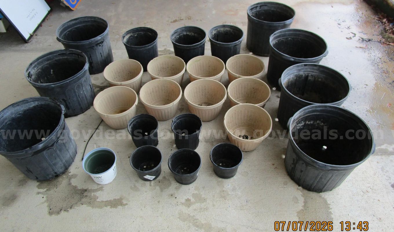 (25) Plastic Planter Pots