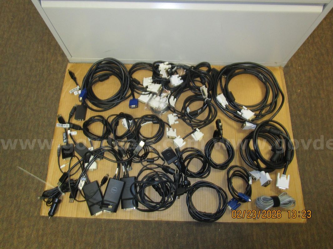 (31) ITEMS OF A VARIETY OF CABLES AND ADAPTERS