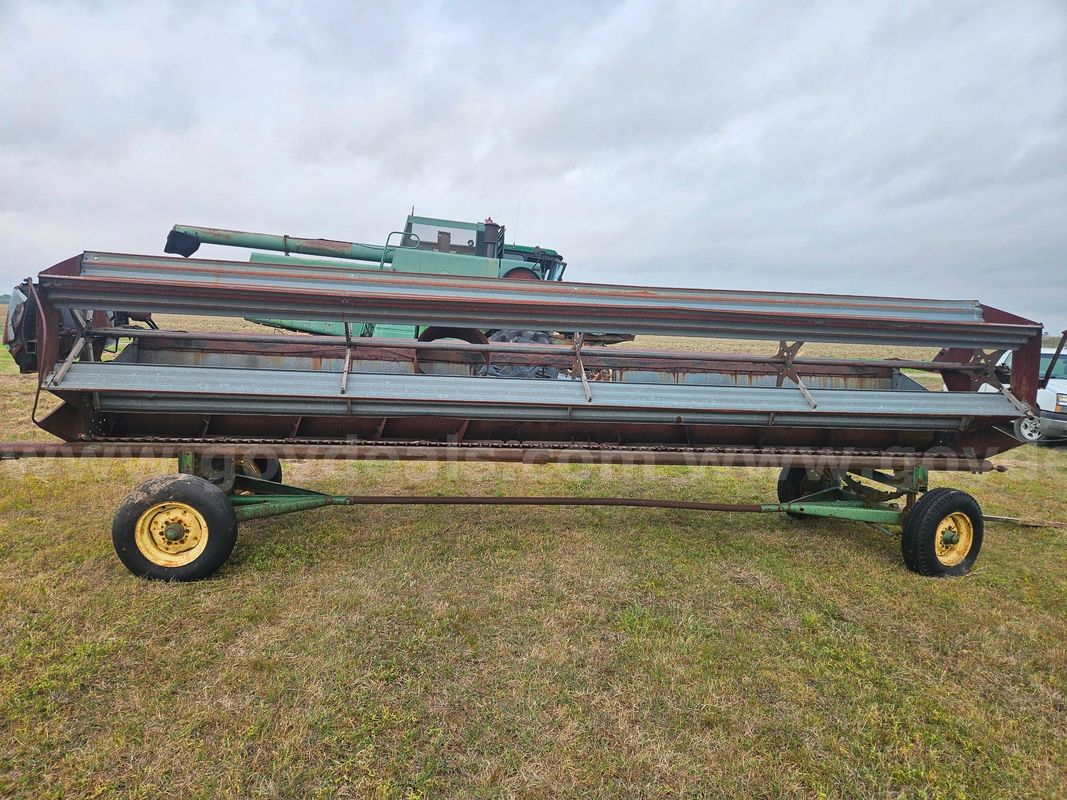 Allis-Chalmers Gleaner combine header