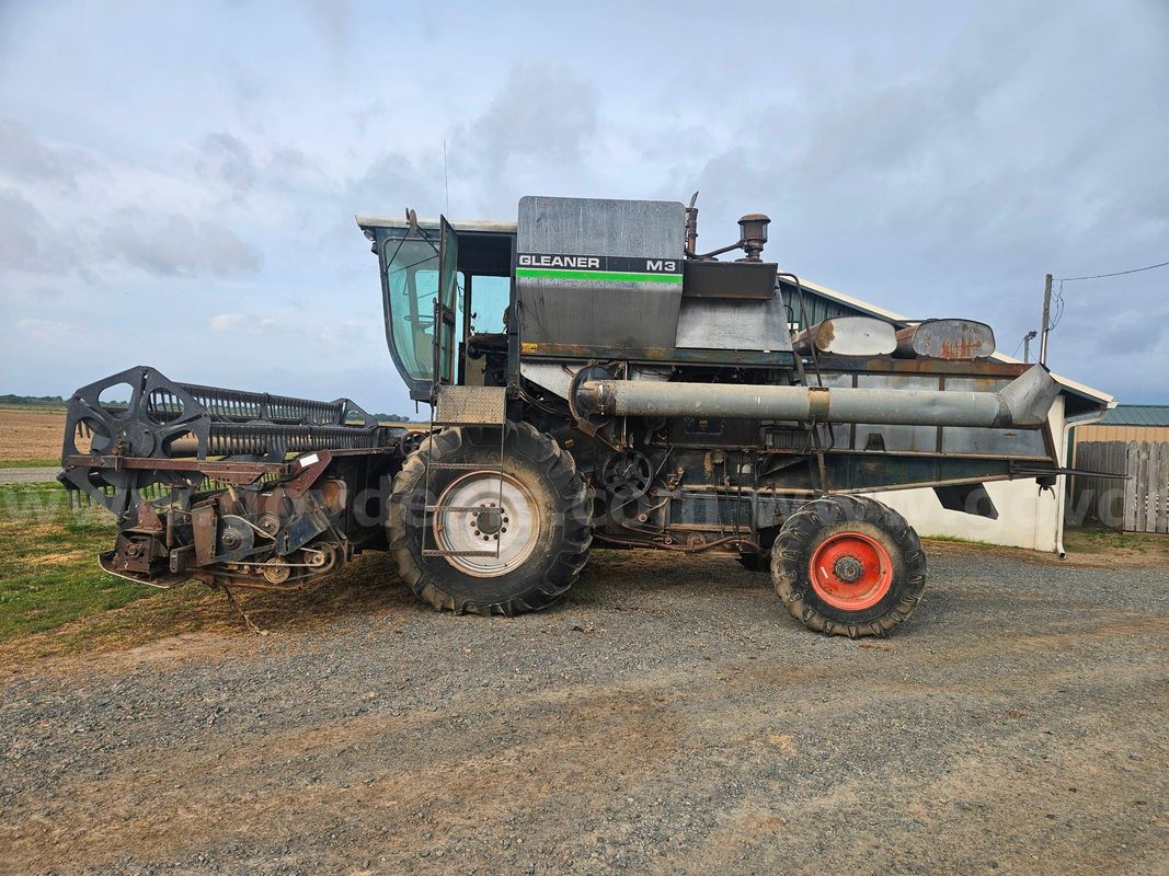 Allis-Chalmers Gleaner M3 Combine