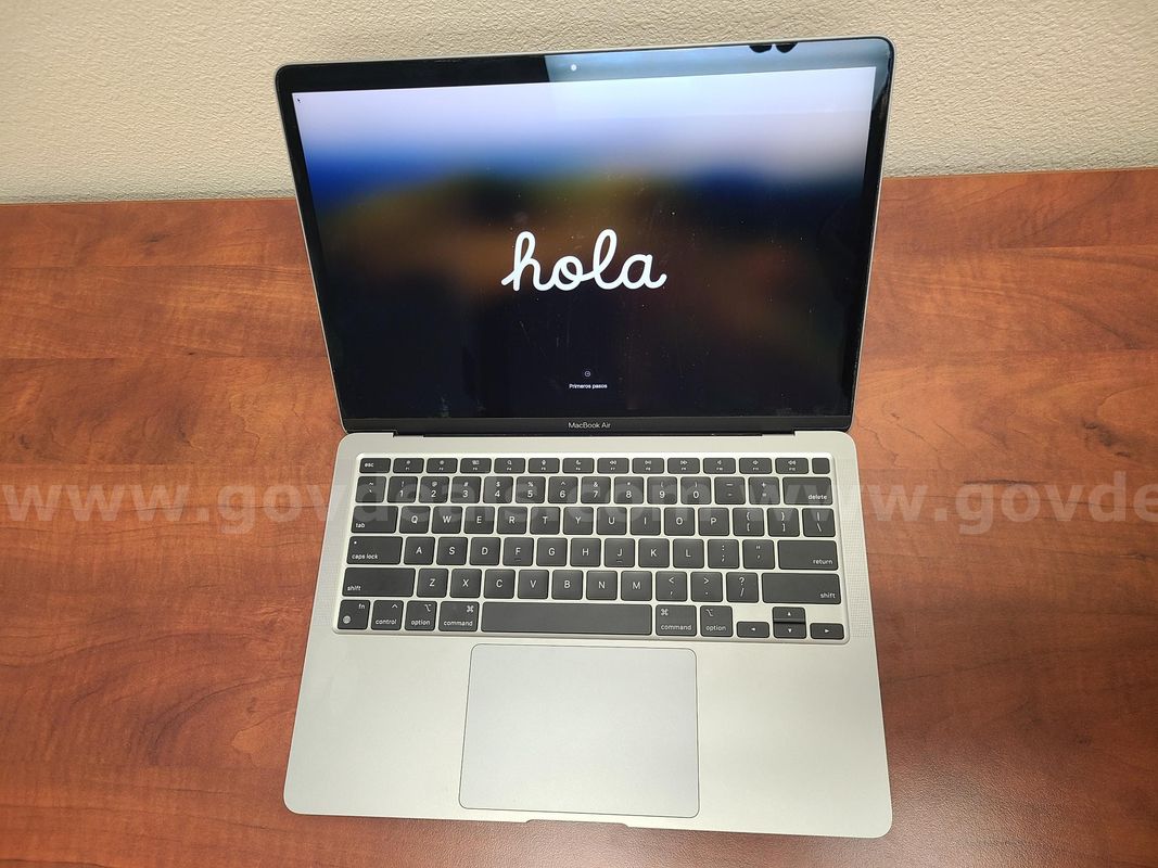 1 Apple MacBook Air