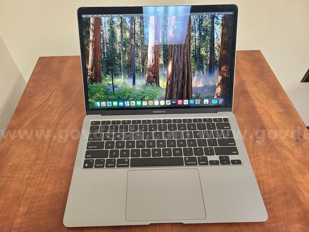 1 Apple MacBook Air