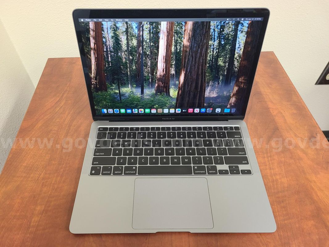 1 Apple MacBook Air