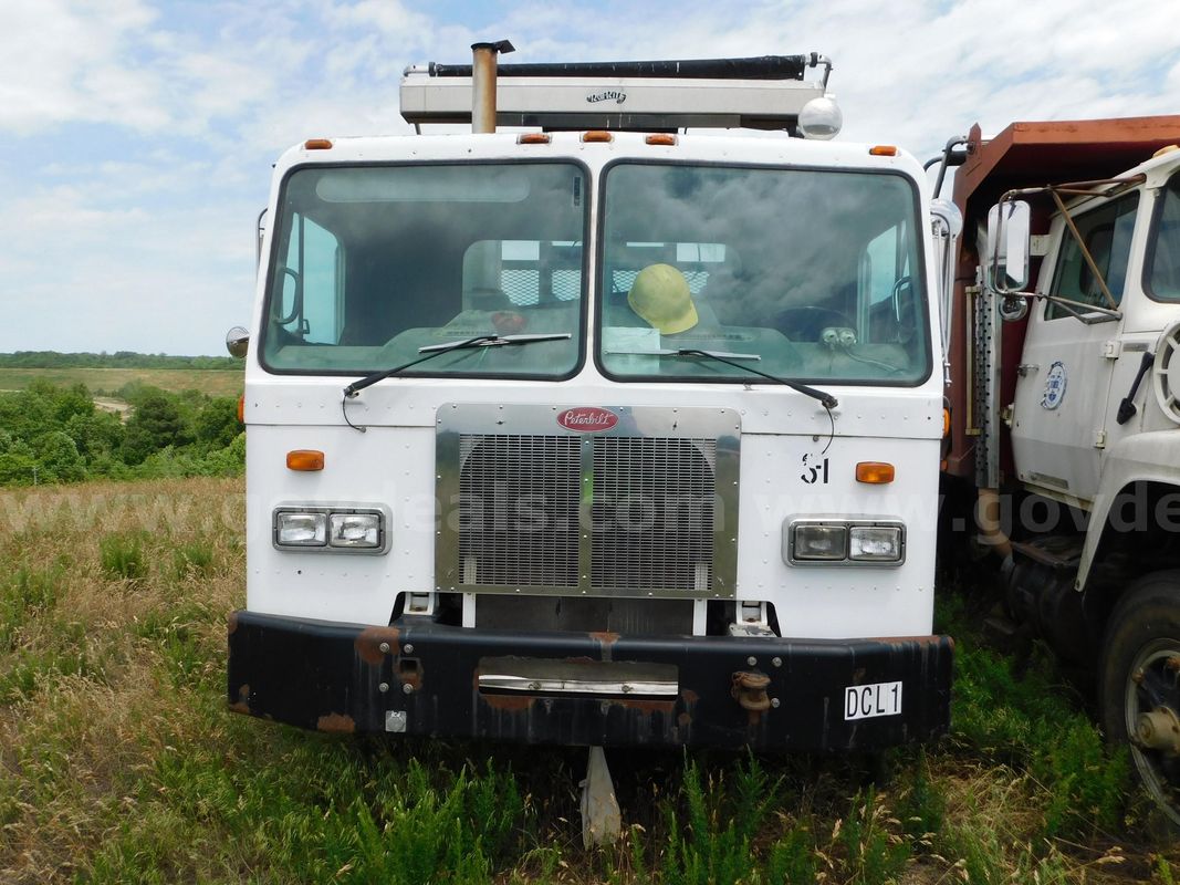 2001 Peterbuilt 320 Truck