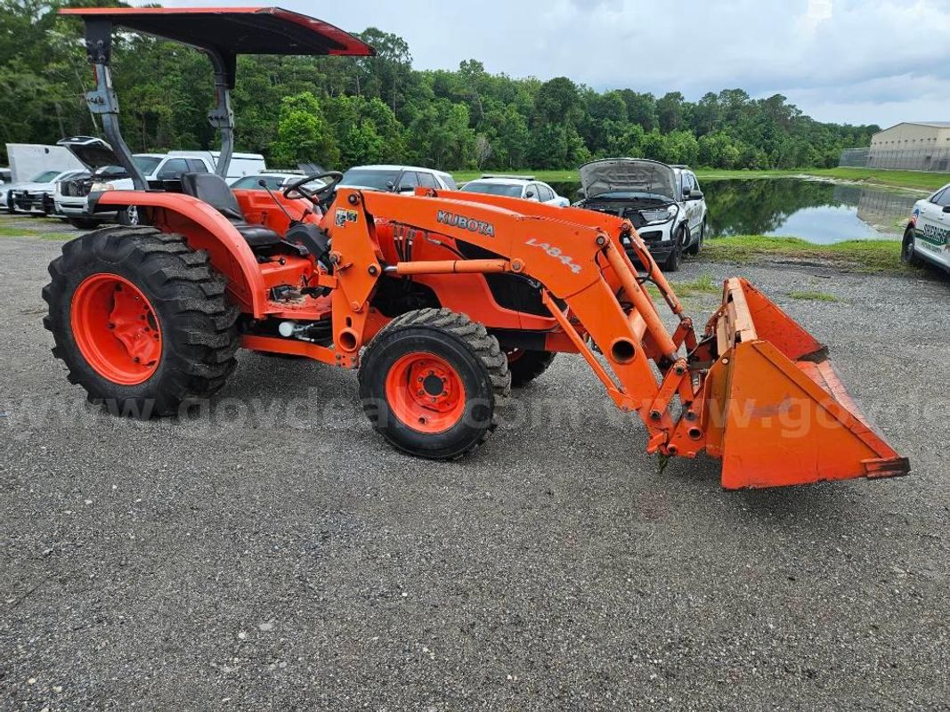 Kubota MX4700D TRACTOR WITH FRONT END LOADER 48.2 HP