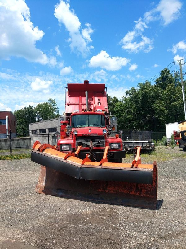 2001 Mack RD690P