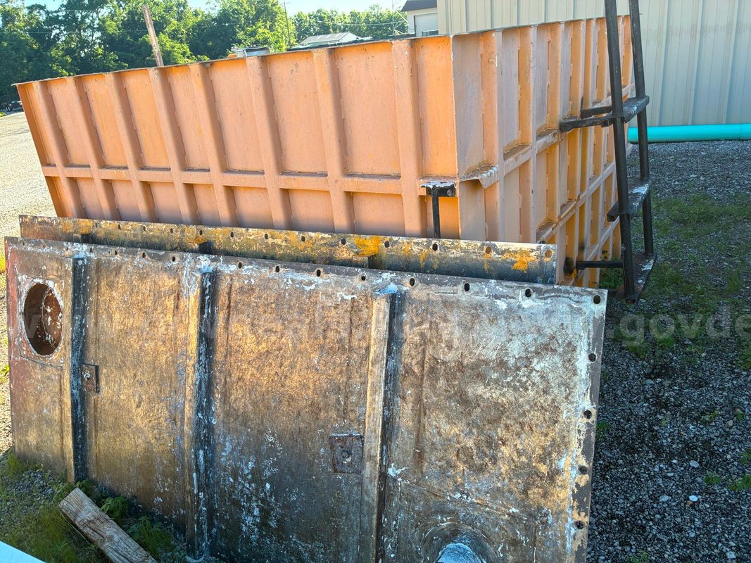 800 Gallon (Divided) Stainless Steel Paint Tank