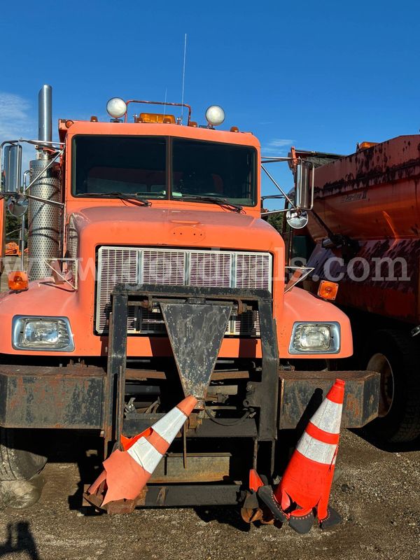 2004 Peterbilt 330