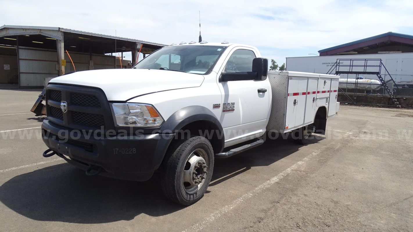 2017 Ram 5500 Heavy Duty Regular Cag 4WD DRW Service Body