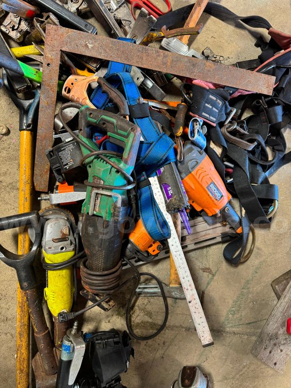 Various roofing tools