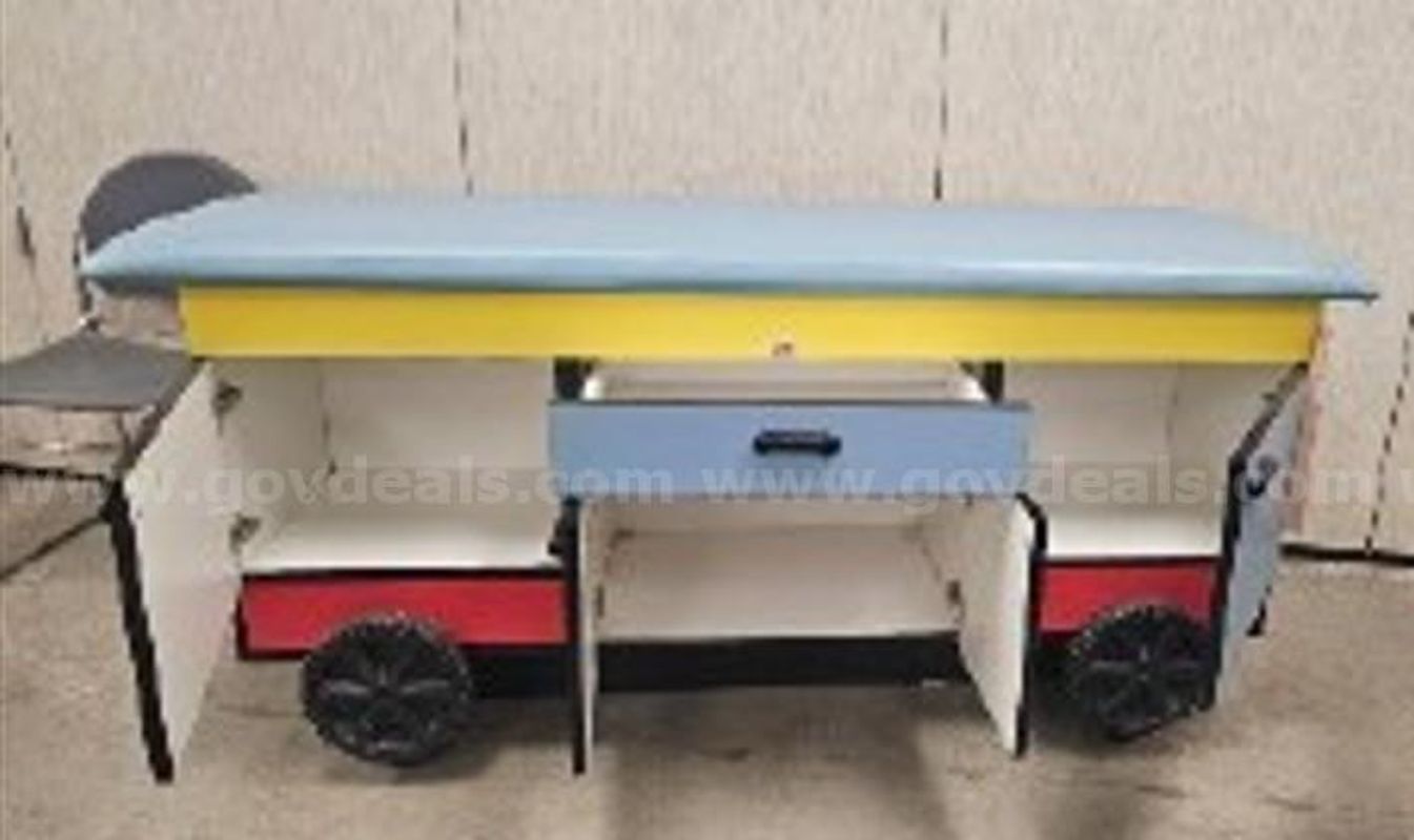 Mobile table with drawers