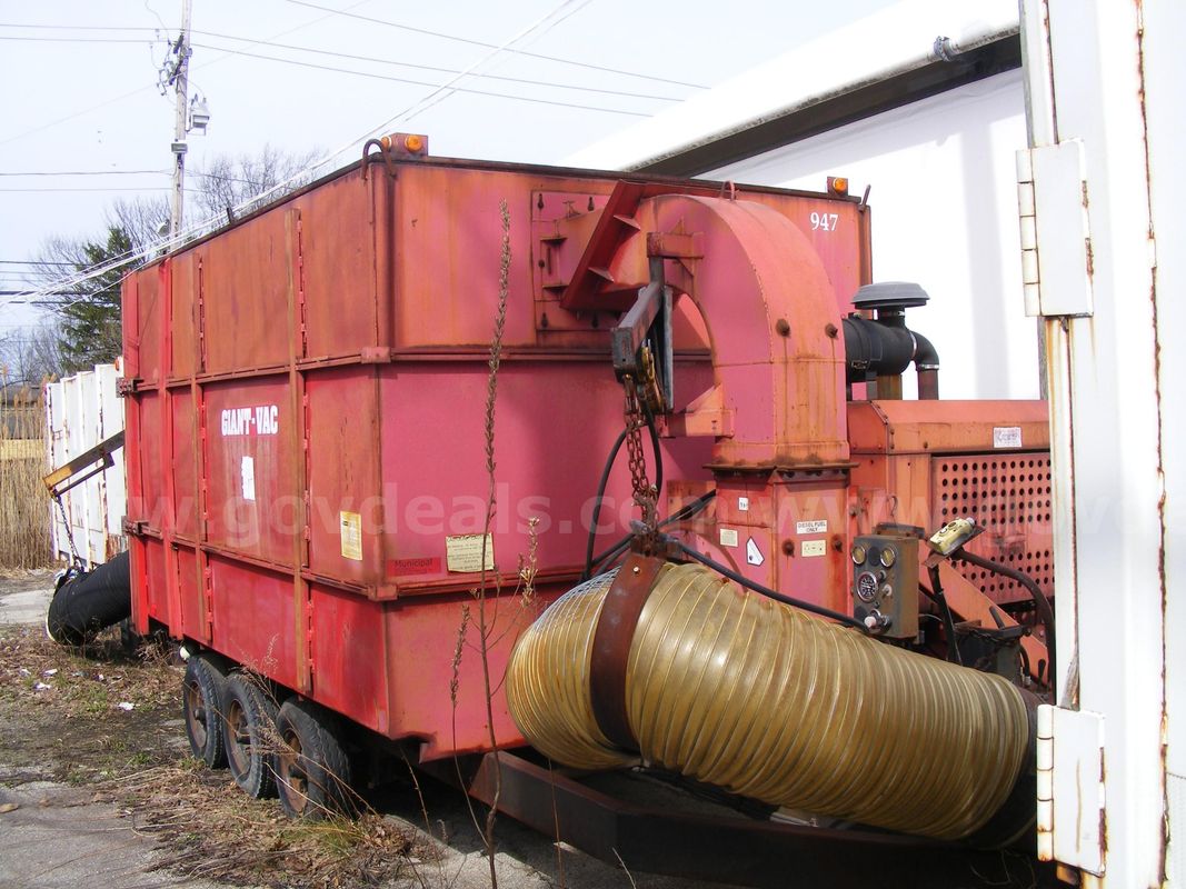 Giant Leaf vac tow behind