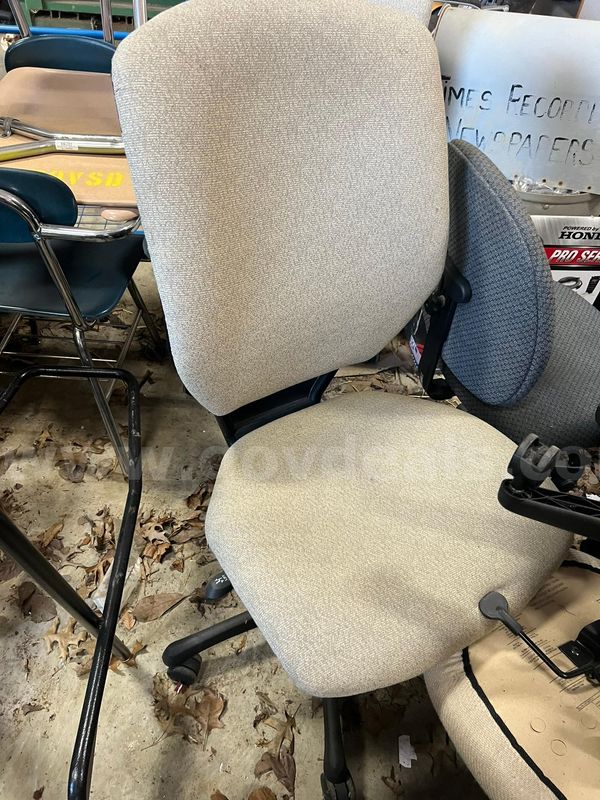 Lot of approximately 10 high back office chairs (Different models)