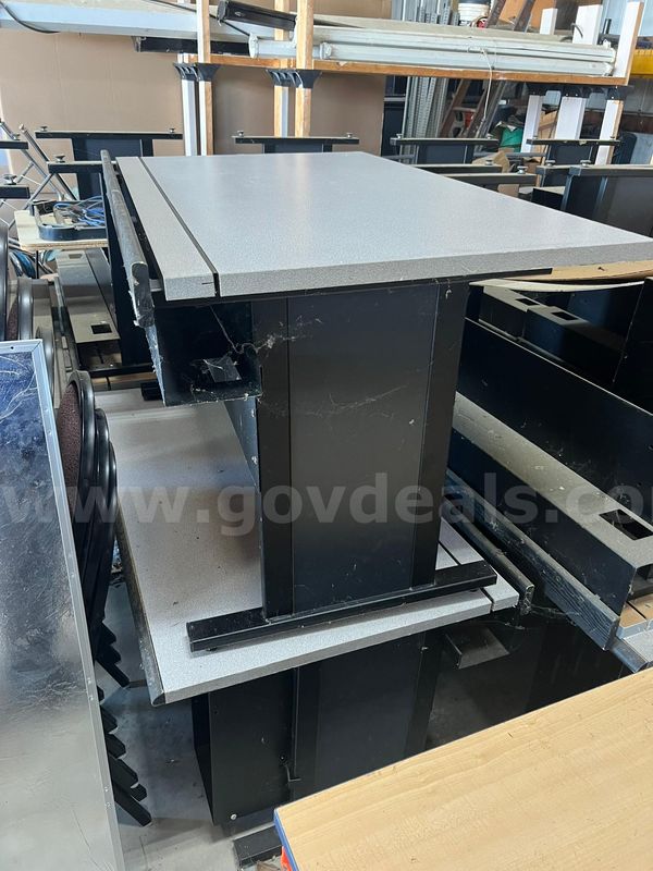 Lot of 18 computer desks