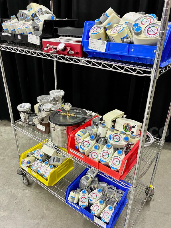 Lot of Vacuum & Pressure Related Equipment (425-52)