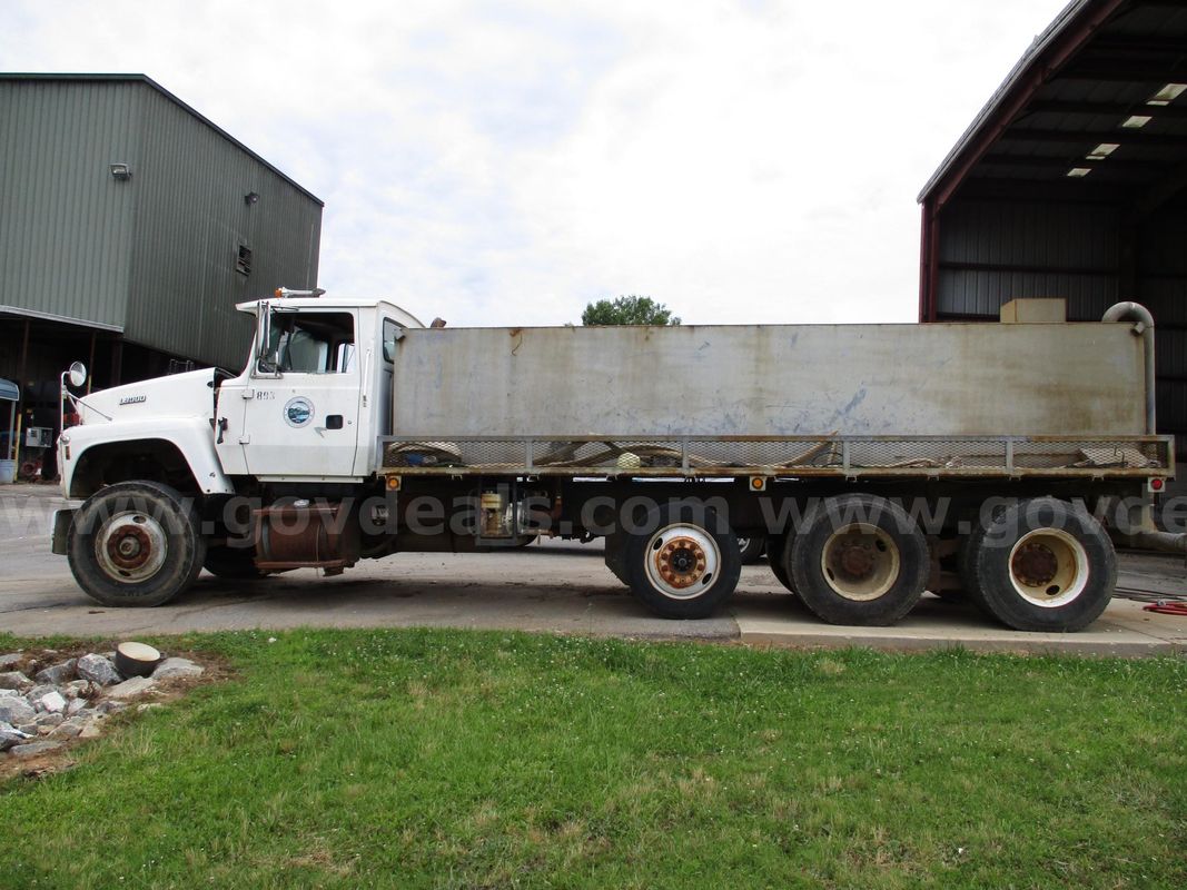 1995 Ford LT9000   WATER TRUCK