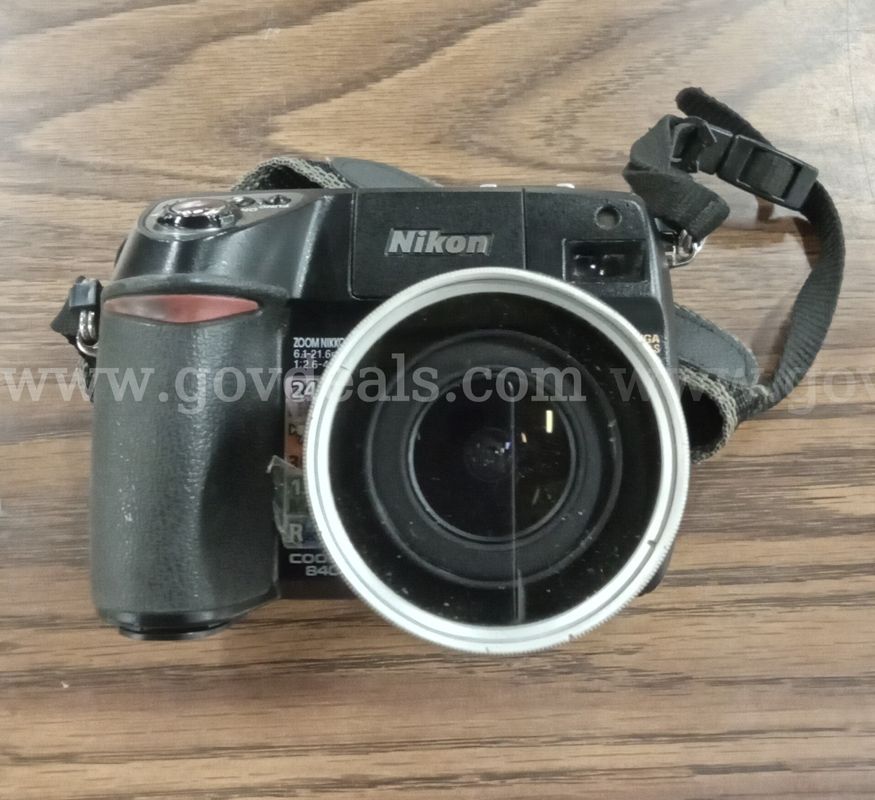 Nikon E8400 Camera withTamrac Case/PRE-OWNED/DS18321/98101/DSP