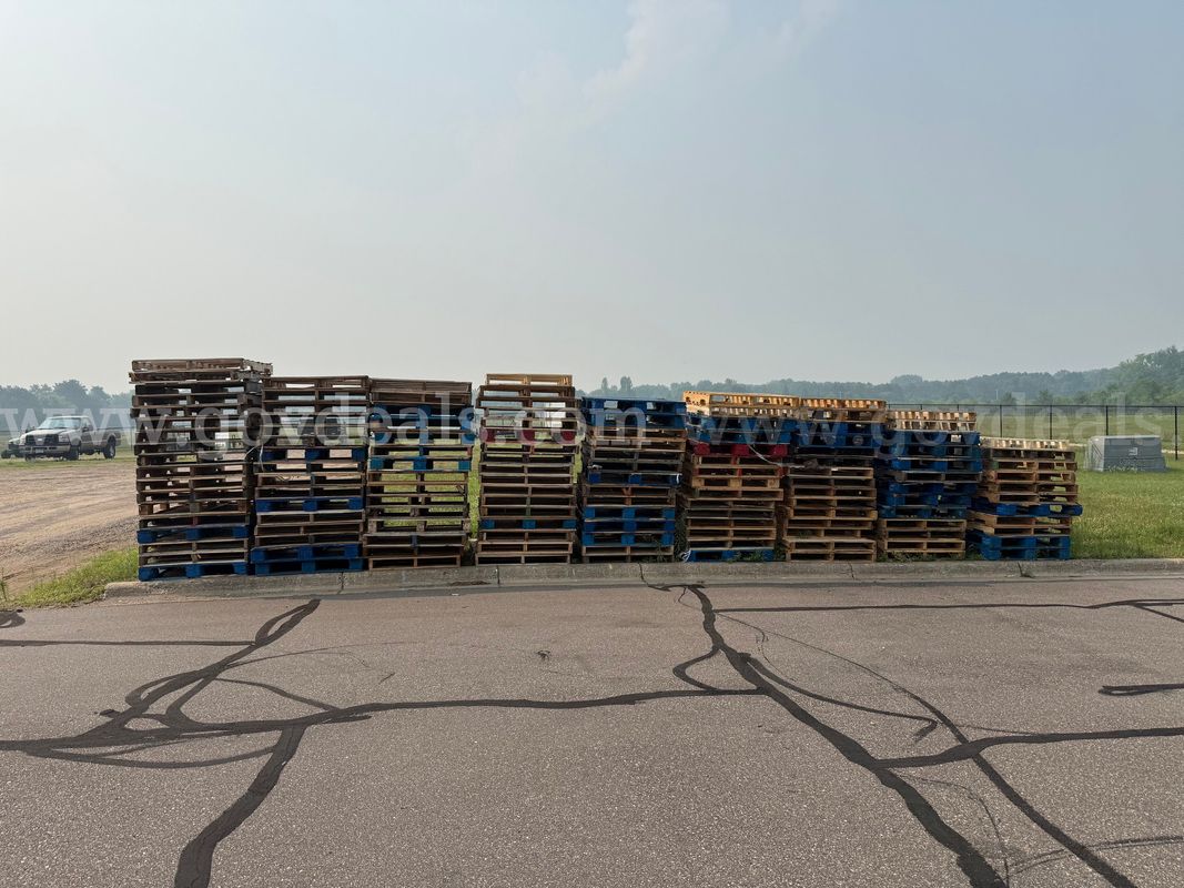1 Lot of 140+ Wooden Pallets