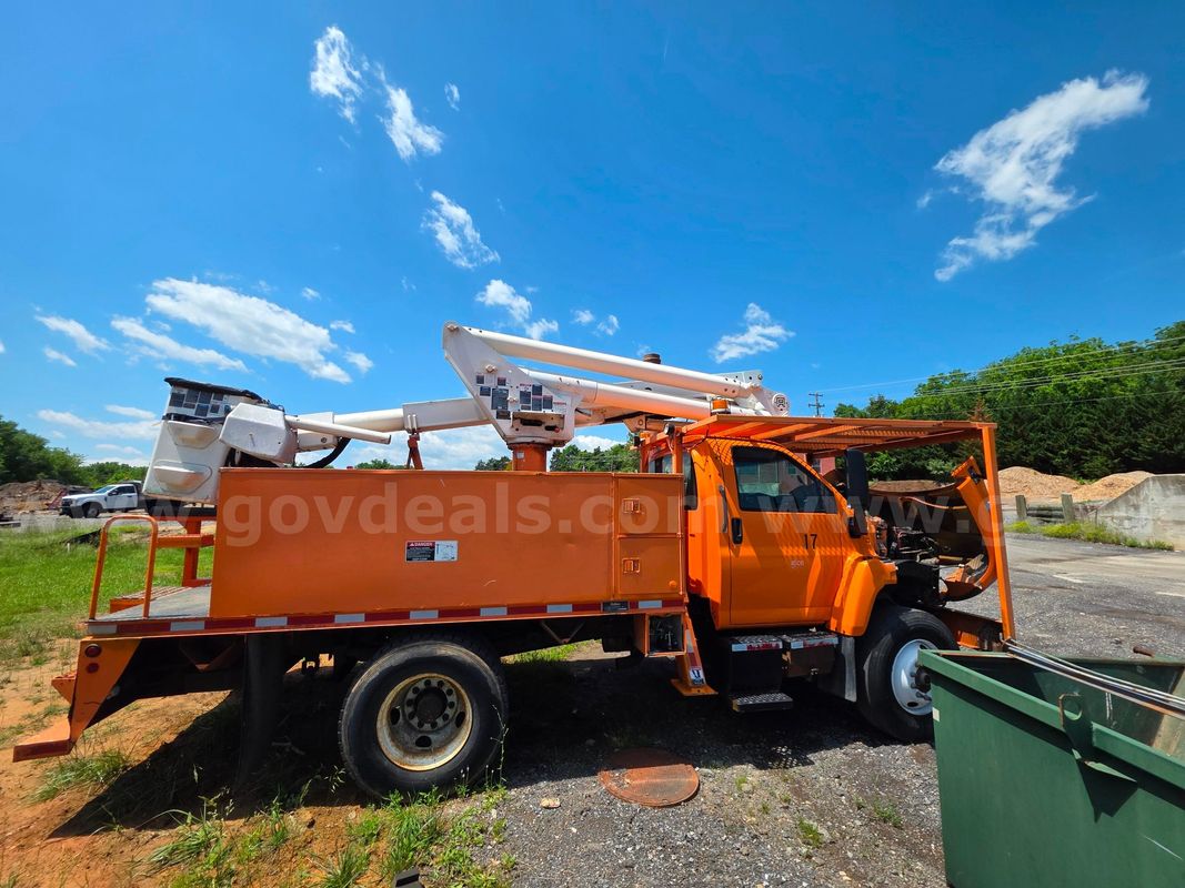 Altec Bucket Truck TA45M  on 2003 GMC
