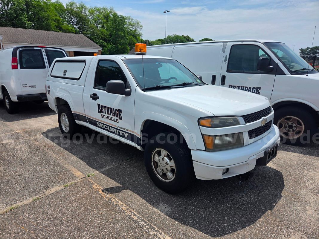 2005 Chevy Colorado with bed cap