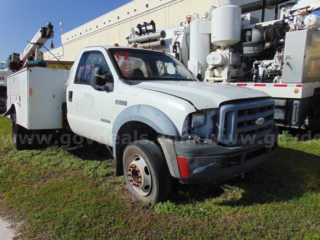 13-2486/ 2006 Ford F-450 SD, with a utility body and a crane. WASD 26-05 #17