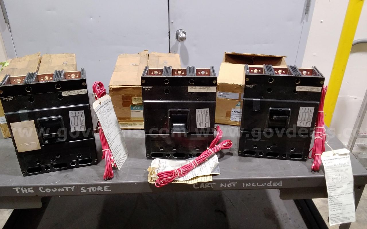 Lot of (3) Westinghouse P/N: 2603D47G40, 400AMP 3Pole circuit brakers. New old stock.