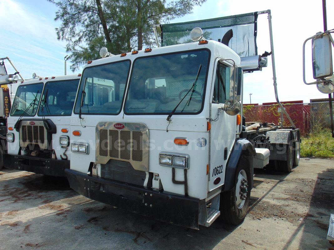 70622/ 2015 Peterbilt 320, equipped with Marrel hook roll off body. SW 26-10 #4