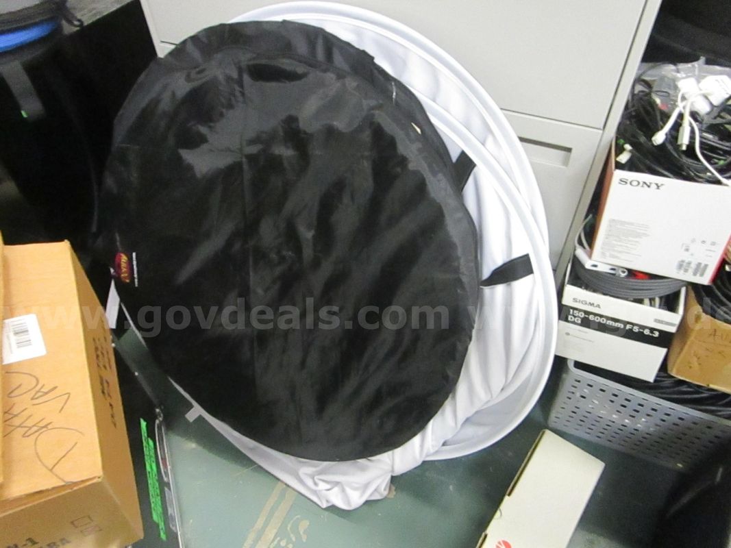 5 larger and 3 smaller light diffusers