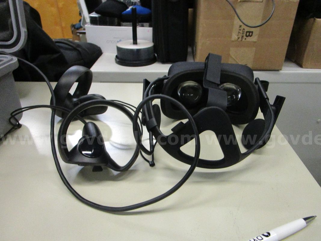 Oculus VR Headset with remote in case