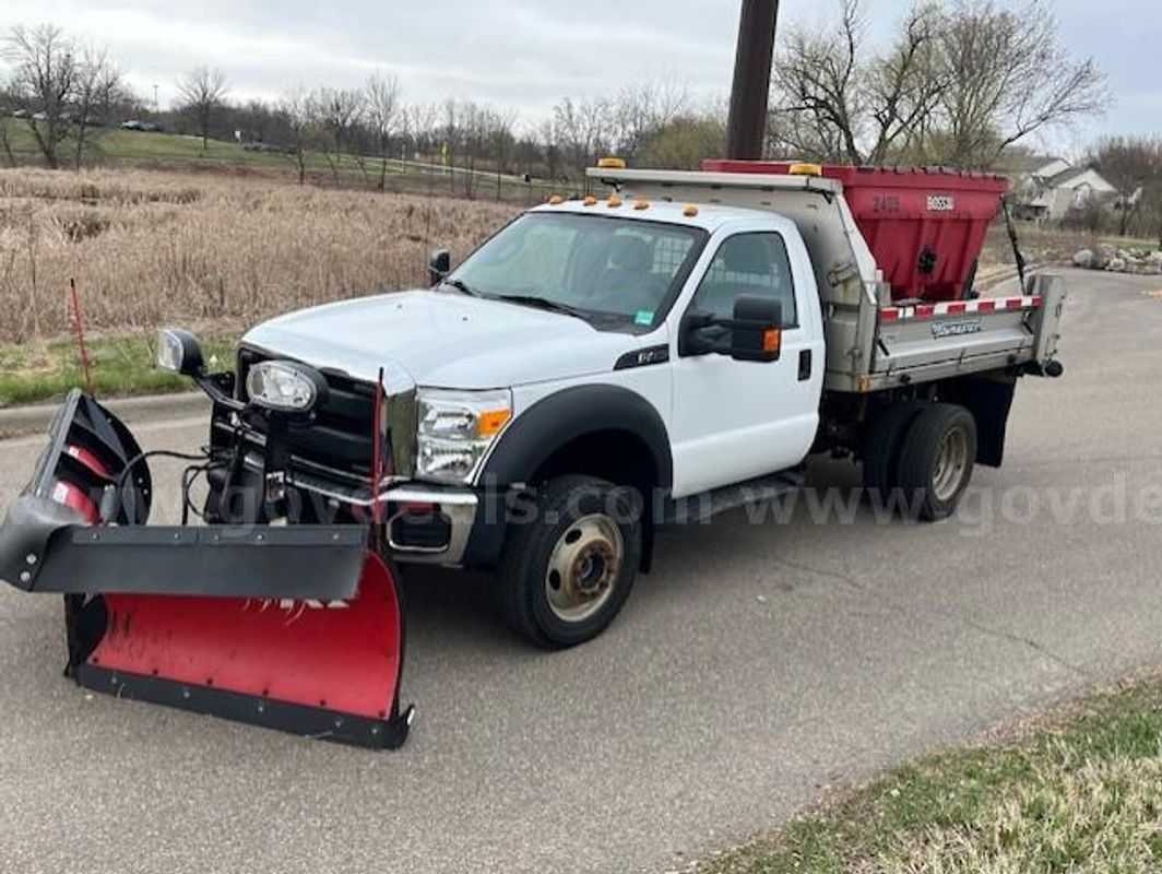 2016 Ford F 450 4X4 V-10 Gas 9'2"--Boss V-XT Plow--8'JJAG Wing Plow--Boss VBX 9000 Spreader